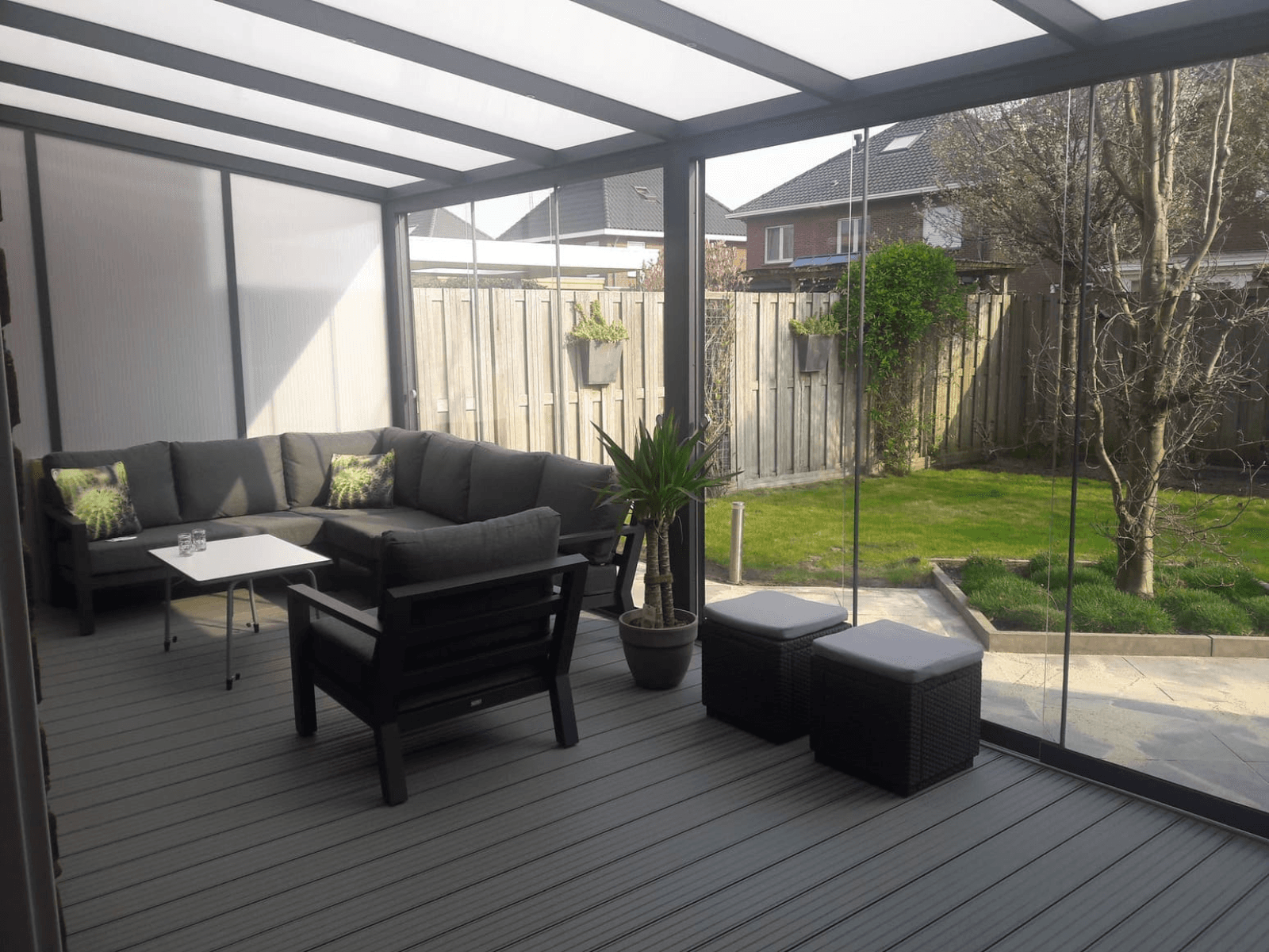 Glazen schuifwand geplaatst door Aluxio , moderne veranda